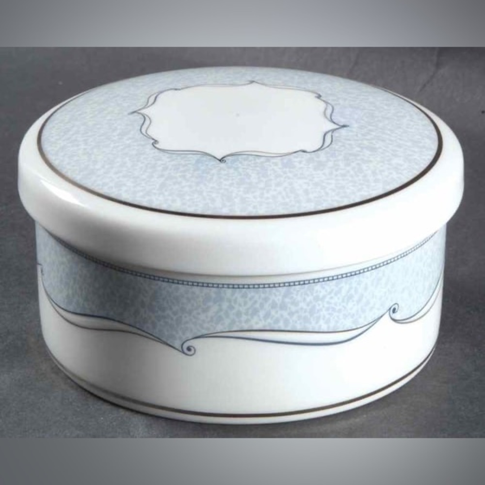 Wedgwood Venice bone china box - Picture 9 of 9